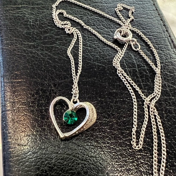 Vintage Emerald Green Stone Silver Filigree Heart Pendant Necklace - Picture 7 of 11